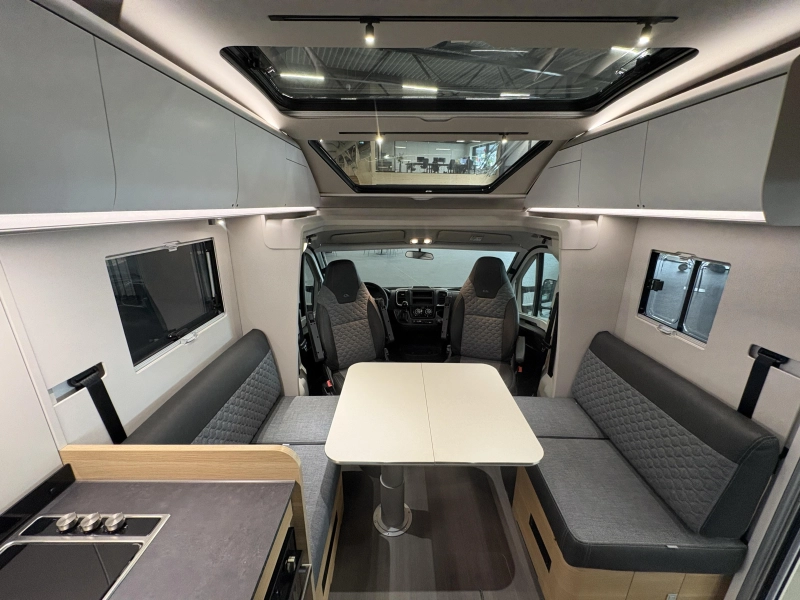 Adria Coral Plus 670 DC queensbed / automaat  foto: 8