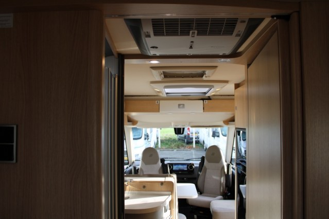 Volledig luchtgeveerde Hymer B ML I 780 9 G Tronic Automaat 170 pk Mercedes 417 CDI (53  foto: 55
