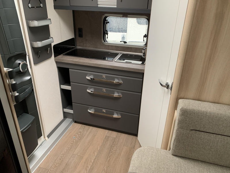 Hobby De Luxe 460 SFF Toldo/Soporte TV/1500kg foto: 3