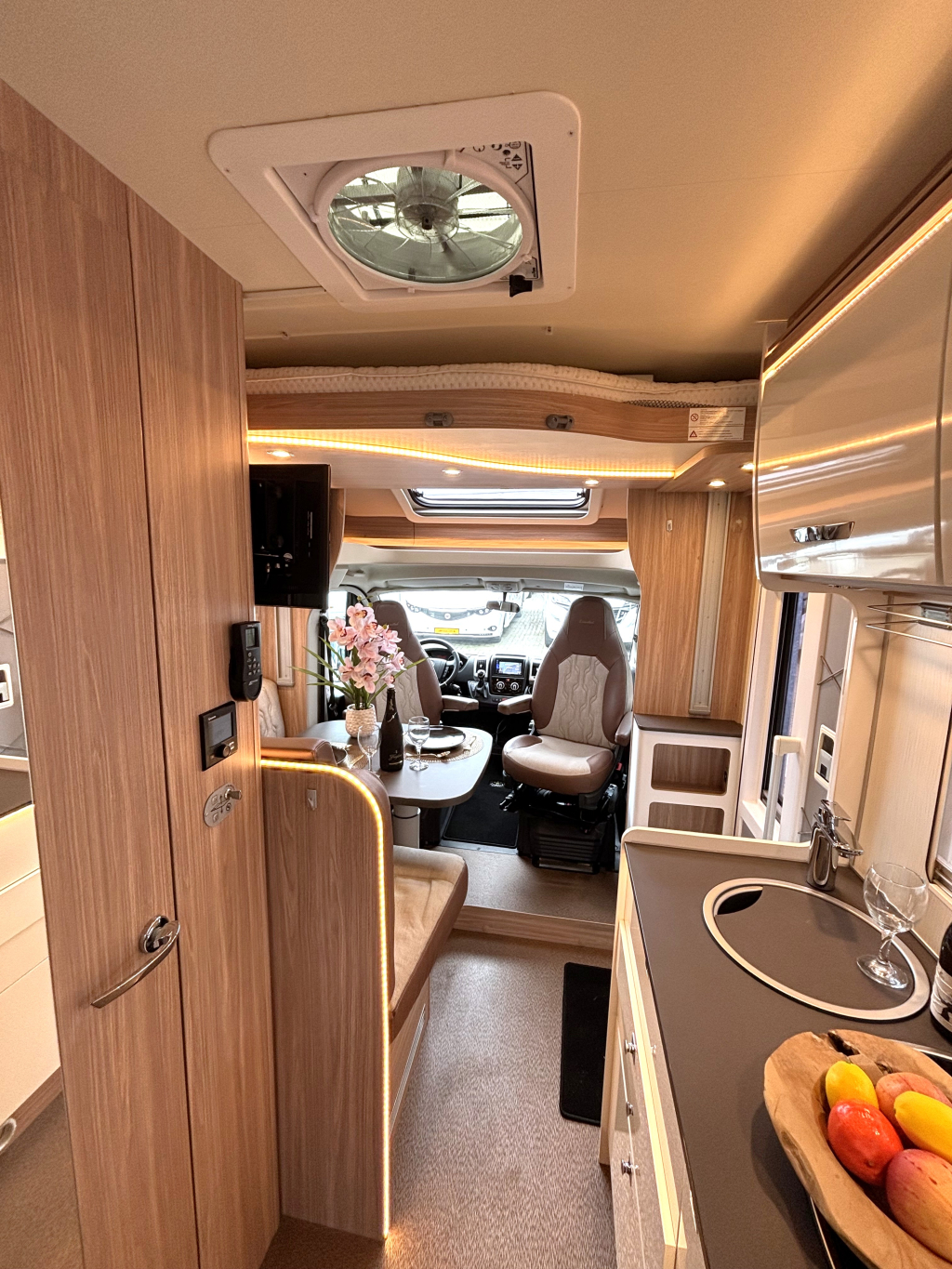 Bürstner Lyseo Limited 690 G 9-TR AUT ENKELE BEDDEN + HEFBED foto: 11