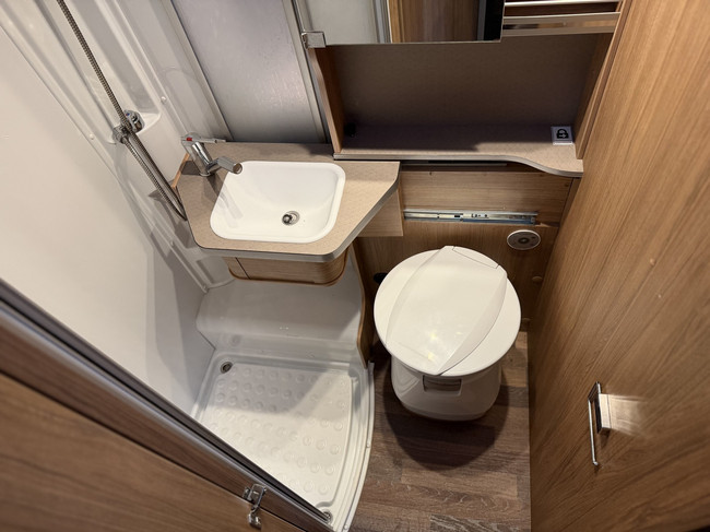 Weinsberg CARAHOME 700 DG / Stockage gratuit photo : 14