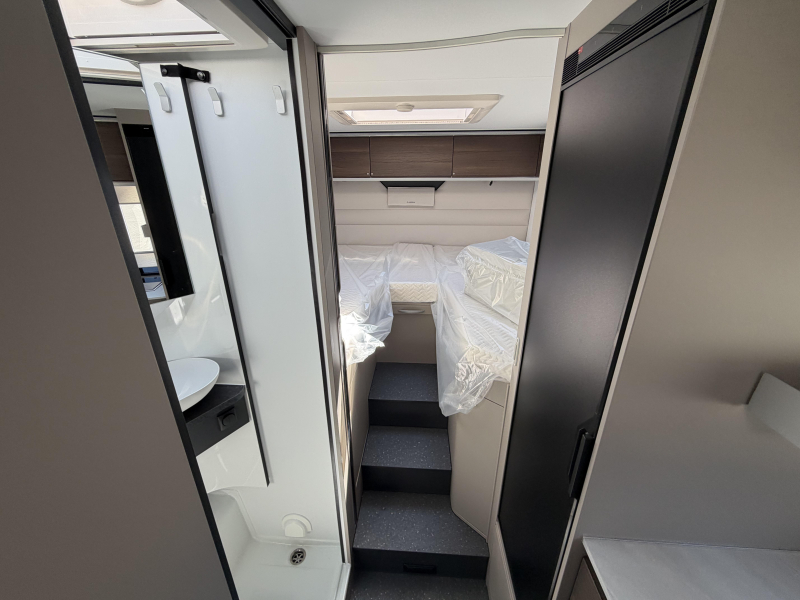 Adria Compact Supreme DL autom&aacute;tico / cama longitudinal foto: 6