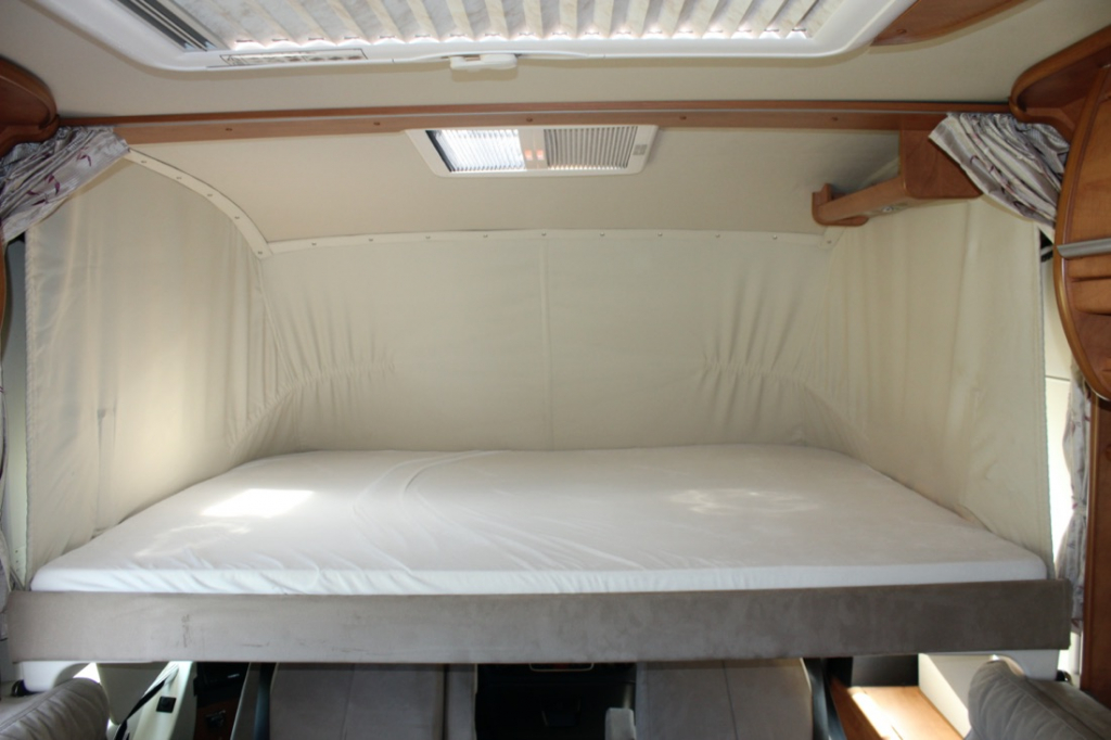 Carthago 4.2  Integraal 2.3 M-jet 148 PK, Alko chassis light, Motor-airco, Hefbed & dwarsbed, Garage, Draaistoelen voor, L zit, zij-zit, etc. Marum (Groningen) foto: 21