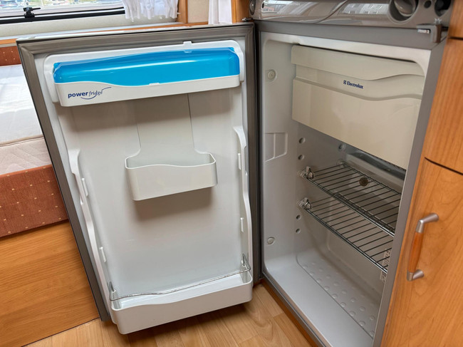 Hobby 30 | Voortent | Luifel | Fietsendrager Achter | 3-Pits gasfornuis | Dakluik foto: 12