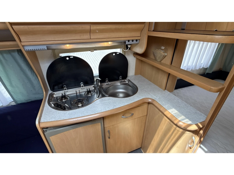 Hobby De luxe Easy 460 UFE cama francesa asiento redondo inodoro foto: 4