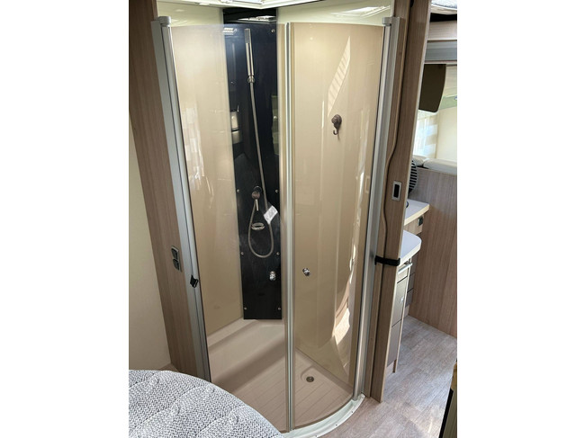Chausson 718 EB 2.3 131 PK Fiat Ducato Half-Integraal Camper QUEENS BED IN Hoogte verstelbaar foto: 9