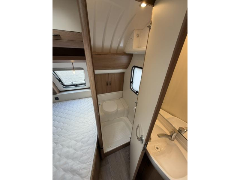 Hobby De Luxe 400 SFE Incl. Mover and Awning photo: 17