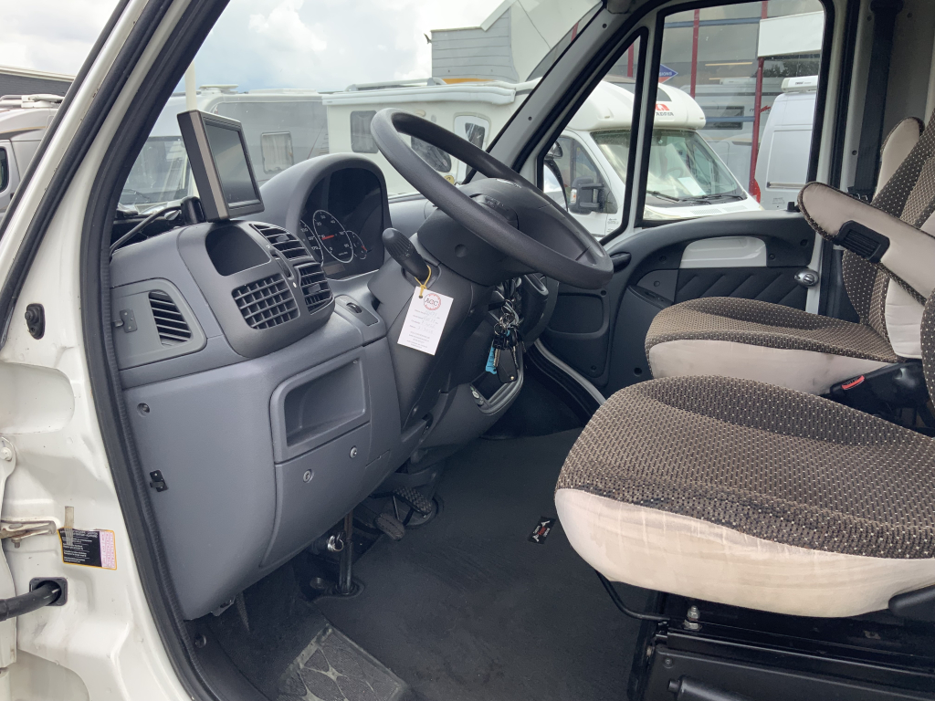 LMC  Fiat Ducato  2,8 JTD  128 PK , AUTOMAAT   Half-integraal ,  Motor-airco , 2 Lengte-bedden ( Laag ) , Alko-chassis  etc. Bj 2003 Camper centrum on the road Marum  foto: 11