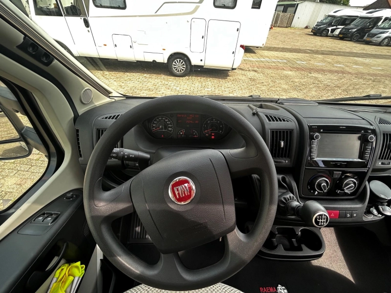 Hymer Exsis 474 T 474 lengte bed 25.000 km  foto: 4
