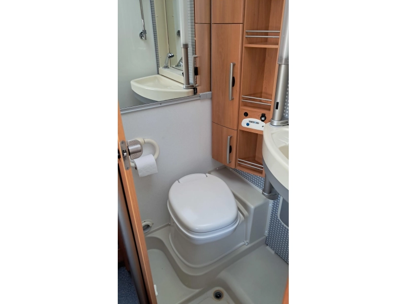 Hymer B klasse 674 Ruime gezinscamper  foto: 10