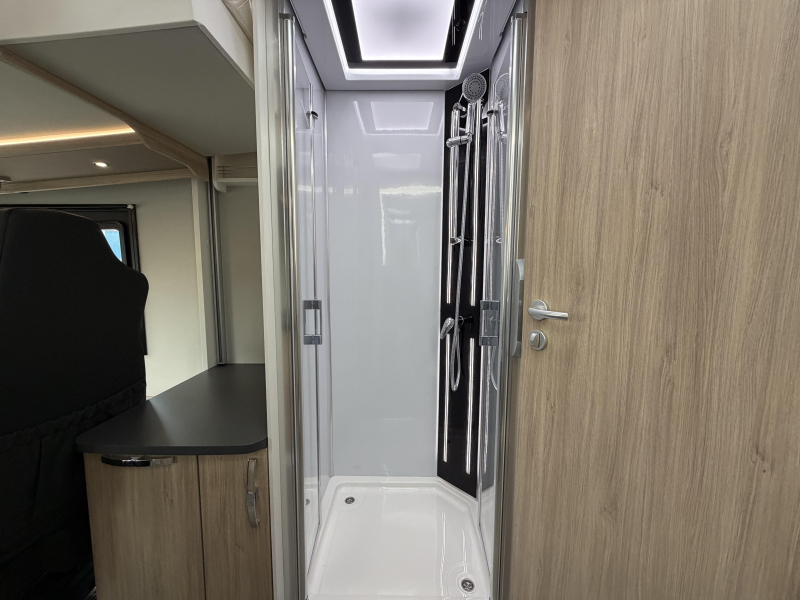 Frankia F-Line 740 PLUS Asientos redondos Cama longitudinal Aire acondicionado foto: 21