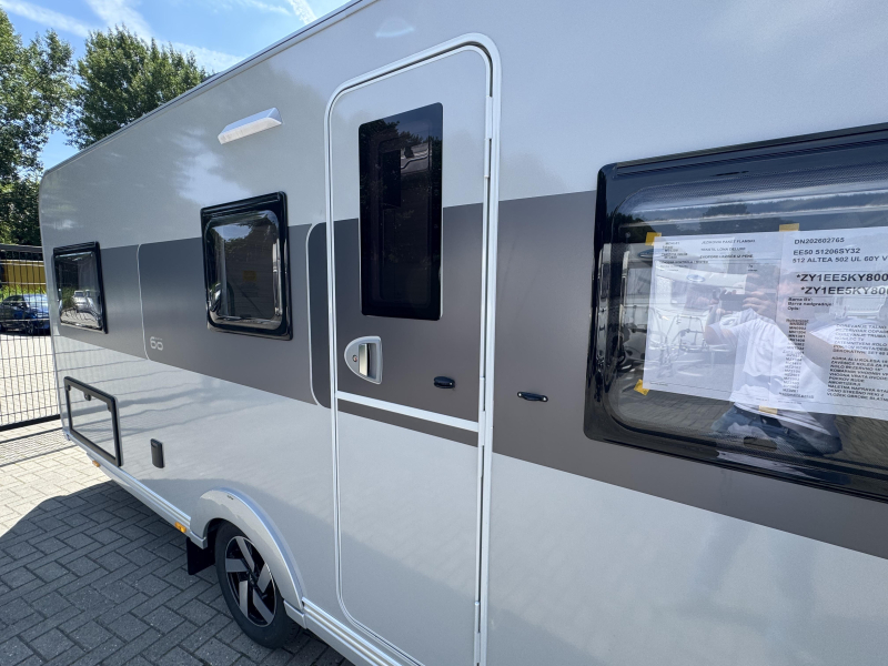 Adria Altea 502 UL 60 Year, T&uuml;r mit Fenster Foto: 17
