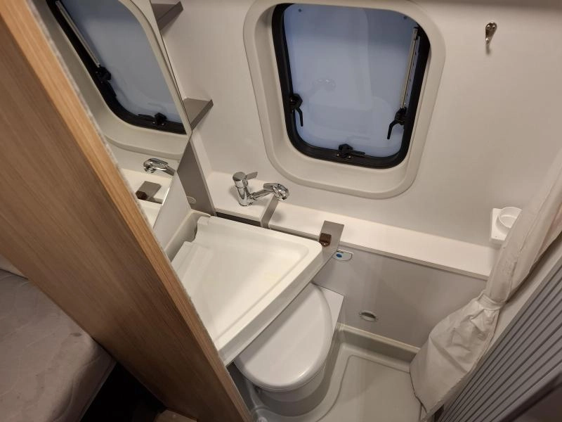 Adria Twin 600 SP 160CV Cama transversal Enganche foto: 8