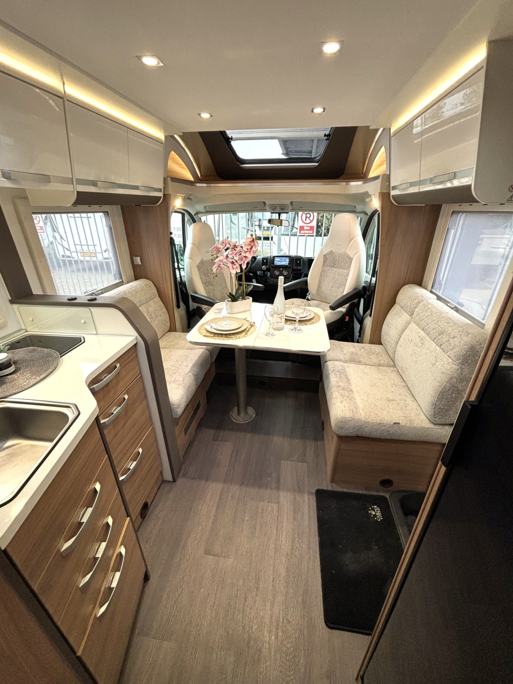 Adria Matrix 670 DL ENKELE BEDDEN HEFBED FACE TO FACE  foto: 12