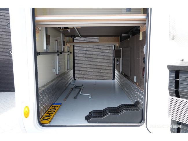 Mc Louis NEVIS | 150Pk | Queensbed | Dakairco | Luchtvering | Zonnepaneel foto: 20