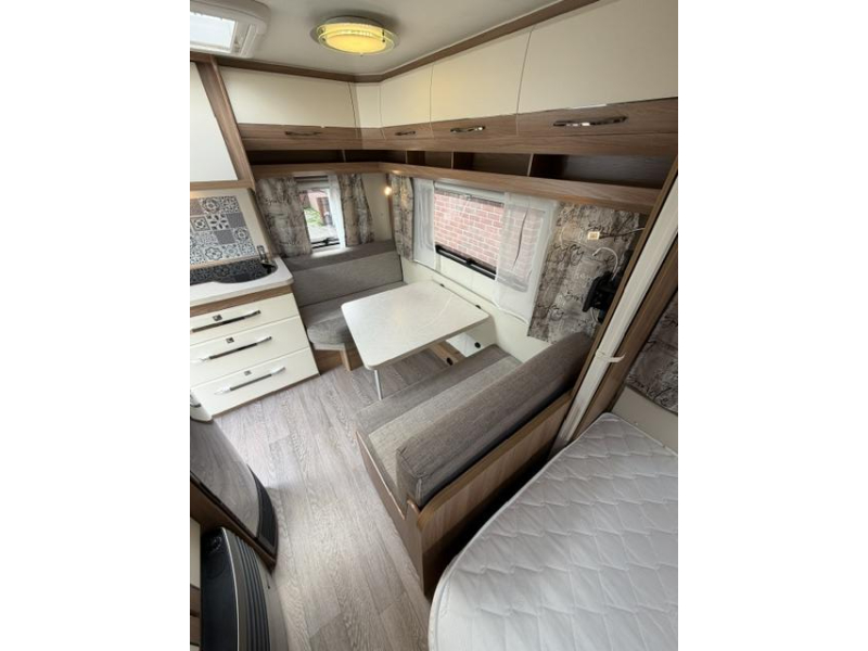 Hobby De Luxe 400 SFE Incl. Mover and Awning photo: 19
