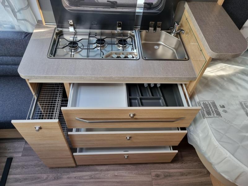 Fendt Bianco Activ 445 SFB 1700 kg - Truma Combi 4e  foto: 12