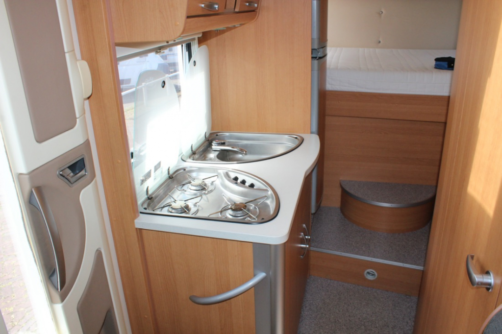 Knaus Sun Ti 700 Meg, Cama transversal, Garaje, Asientos delanteros giratorios, Media dinette, banco de asientos. A&ntilde;o 2008 Marum (Groningen) foto: 15