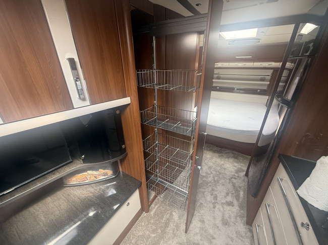 Fendt caravan BRILLANT 650 in nieuwstaat Queensbed  zakluifel Thule mover Truma xt hordeur leder tv dakairco truma groot dakluik oven  xxl koelkast foto: 19