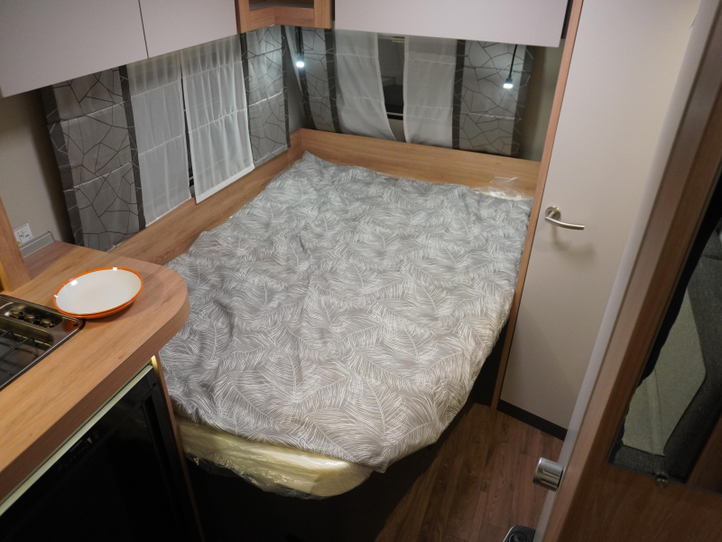 Knaus Sport 450 FU ROUND SEATING FRENCH BED!! photo: 16