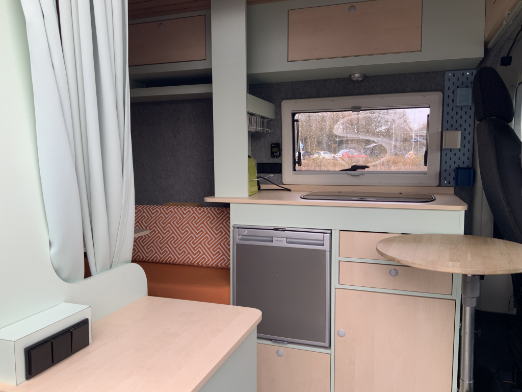 Peugot Boxer L2 H2 Buscamper: Euro 6 met verlaagbare tafel tot 2 pers. lengte-bed, 154 cm breedte, 185 cm lengte, FSL Camperinbouw 2021, km 66000, Zwenkbare fietsendrager, Zonnepaneel 180W, Bj.2017 Camper centrum on the road foto: 3