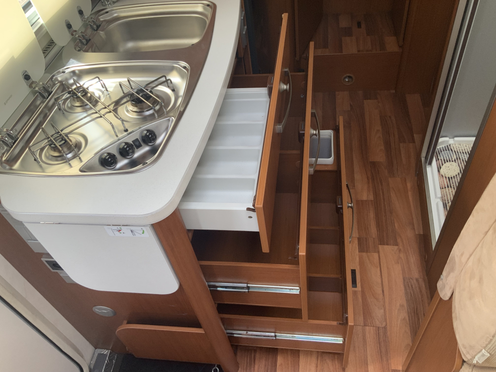 Hymer Exsis-I 674 EX 2.3 MultiJet 160 PK,Integraal,Motor-airco, 2 Lengte-bedden, Hef-bed, Garage, Trekhaak, etc, etc. Camper centrum on the road  foto: 16