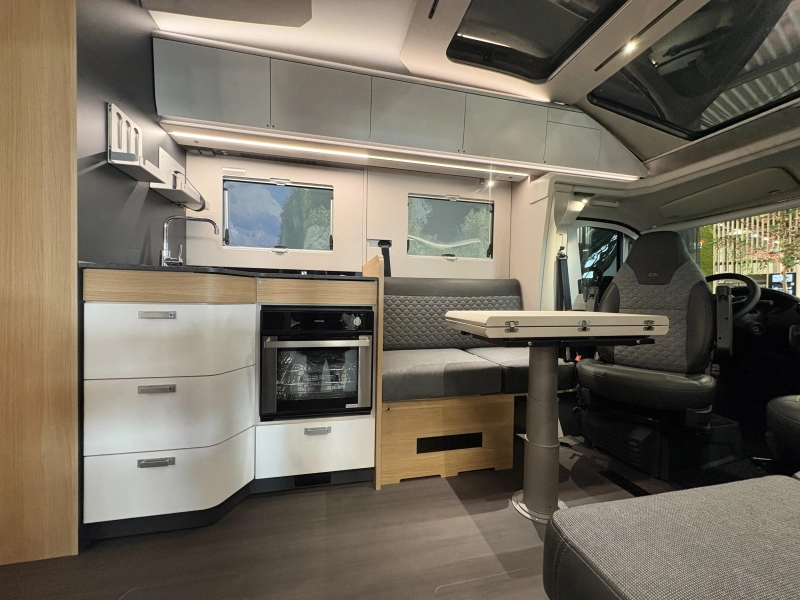 Adria Coral Plus 670 DC queensbed / automaat  foto: 12