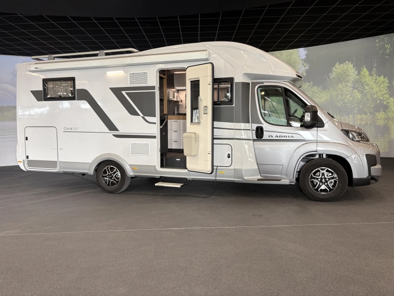 Adria Coral Plus 670 DC queensbed / automaat  foto: 6