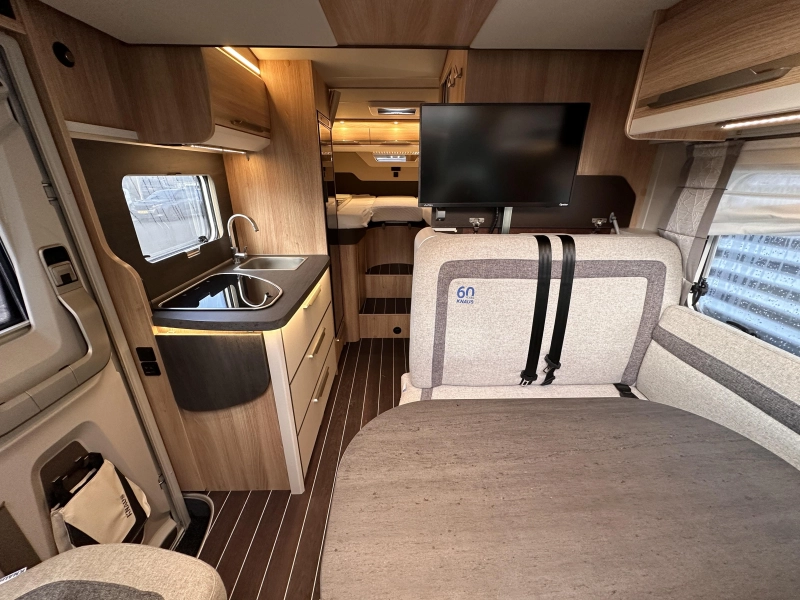 Knaus Sky Wave 60 Years 650 MEG Fiat 140PK Lengtebedden  foto: 4