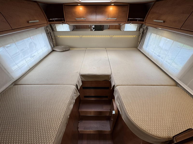 Carthago Chic C-Line II I 4.9 LE no drop-down bed single beds photo: 10