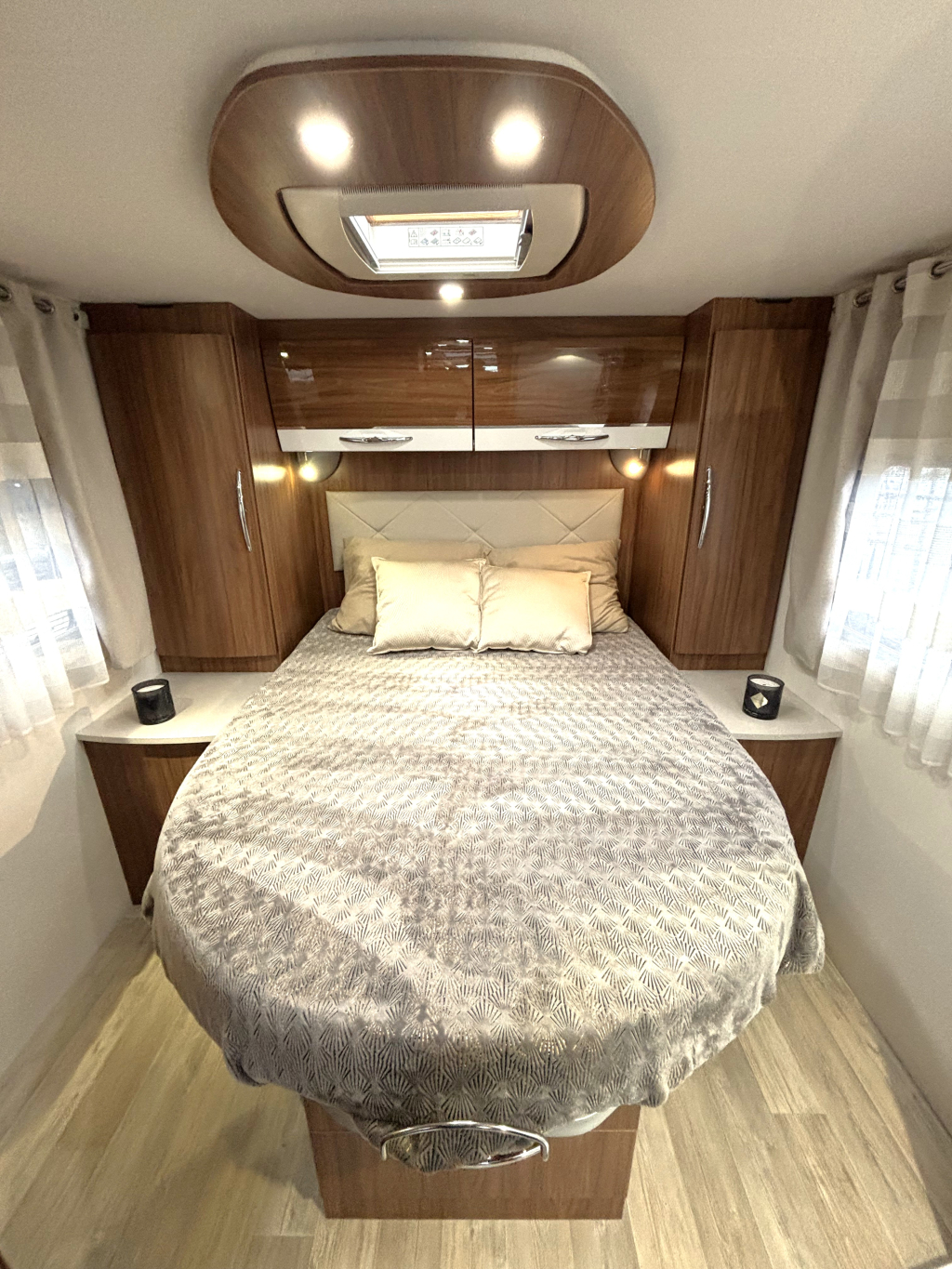 Pilote Sensation 700 P QUEENSBED 6.99M XXL GARAGE CONSTRUCT Foto: 2