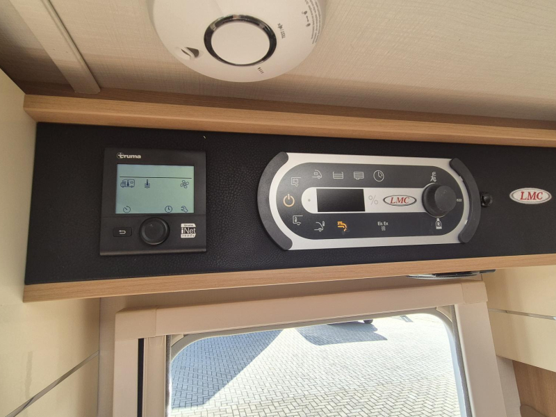 LMC Passion V 643G 150HP Single Beds photo: 13