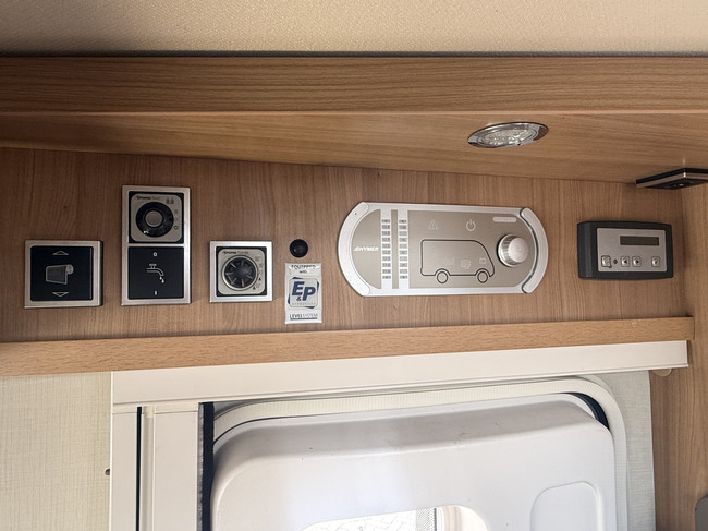Hymer B 594 autom&aacute;tico 150 cv autocaravana muy compacta full options cama transversal+cama abatible sistema de nivelaci&oacute;n EP toldo calefacci&oacute;n estacionaria webasto aire acondicionado de techo 2x panel solar antena parab&oacute;lica el&eacute;ctrica TV garaje grande foto: 21