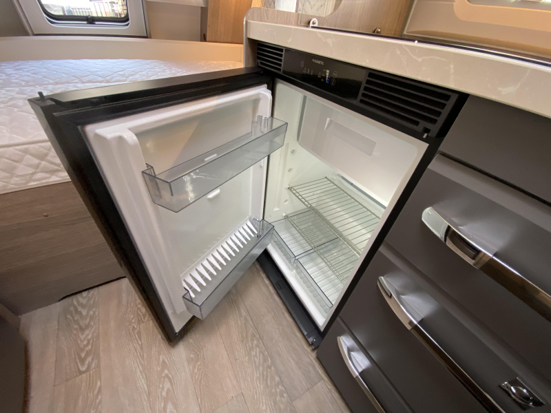 Hobby On Tour 390 SF Train seat, transverse bed photo: 15