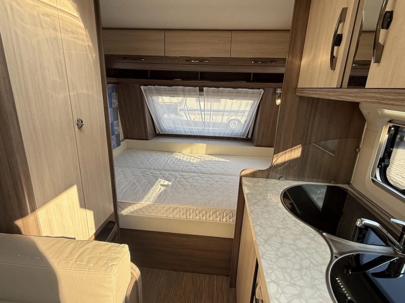 Hobby De luxe Easy 400 SF transverse bed dinette toilet photo: 10