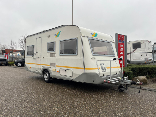 Knaus Sport 2404 | Voortent | Halfautomaat mover | Vastbed | Dinette (rondzit) | Kachel | Casette toilet | Imperiaal/ladder