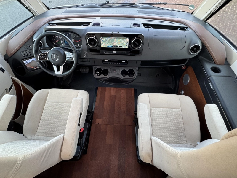 Carthago Chic C-Line I 4.9 LE Mercedes- Camas longitudinales foto: 9