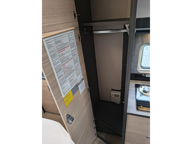 Hobby Optima De Luxe 70 F -Automatique-salle de bain arri&egrave;re photo : 12