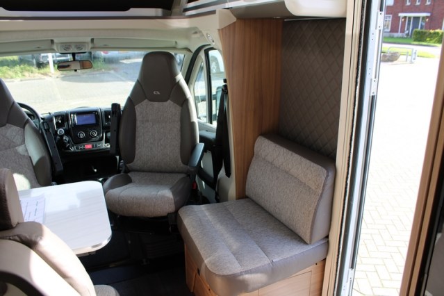 Adria Coral S 670 SC met elektrisch in hoogte verstelbaar Queensbed slechts 40801 km (65  foto: 20