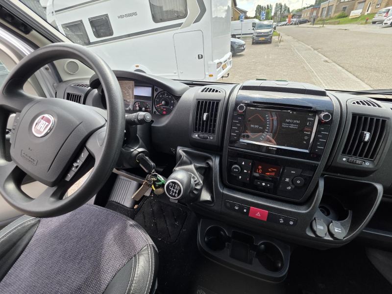 LMC Passion T 673 G Omvormer 2000w 4accus 150  foto: 2