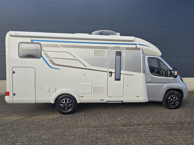Hymer TRAMP GL 578 AMBITION 130 PK SLECHTS 29.972 KM DIGITALE ACHTERUITKIJKSPIEGEL LENGTEBEDDEN TV + SATELLIET DRAAISTOELEN foto: 4