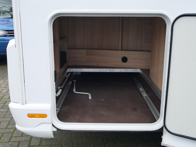 Knaus Sky TI 650 MF, Autom&aacute;tico, Cama francesa, Elevador de bicicletas foto: 19
