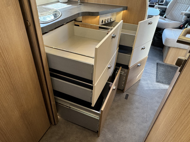 Carthago T 460 KB LE 140 pk AUTOMAAT 9-Traps Euro6 Fiat Ducato **Enkele lengtebedden/Bomvol opties/4 zitplaatsen/Lithium/Zonnepaneel/Omvo foto: 12