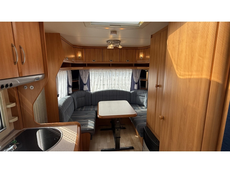 Hobby De luxe Easy 495 UL lits jumeaux salon rond photo : 1