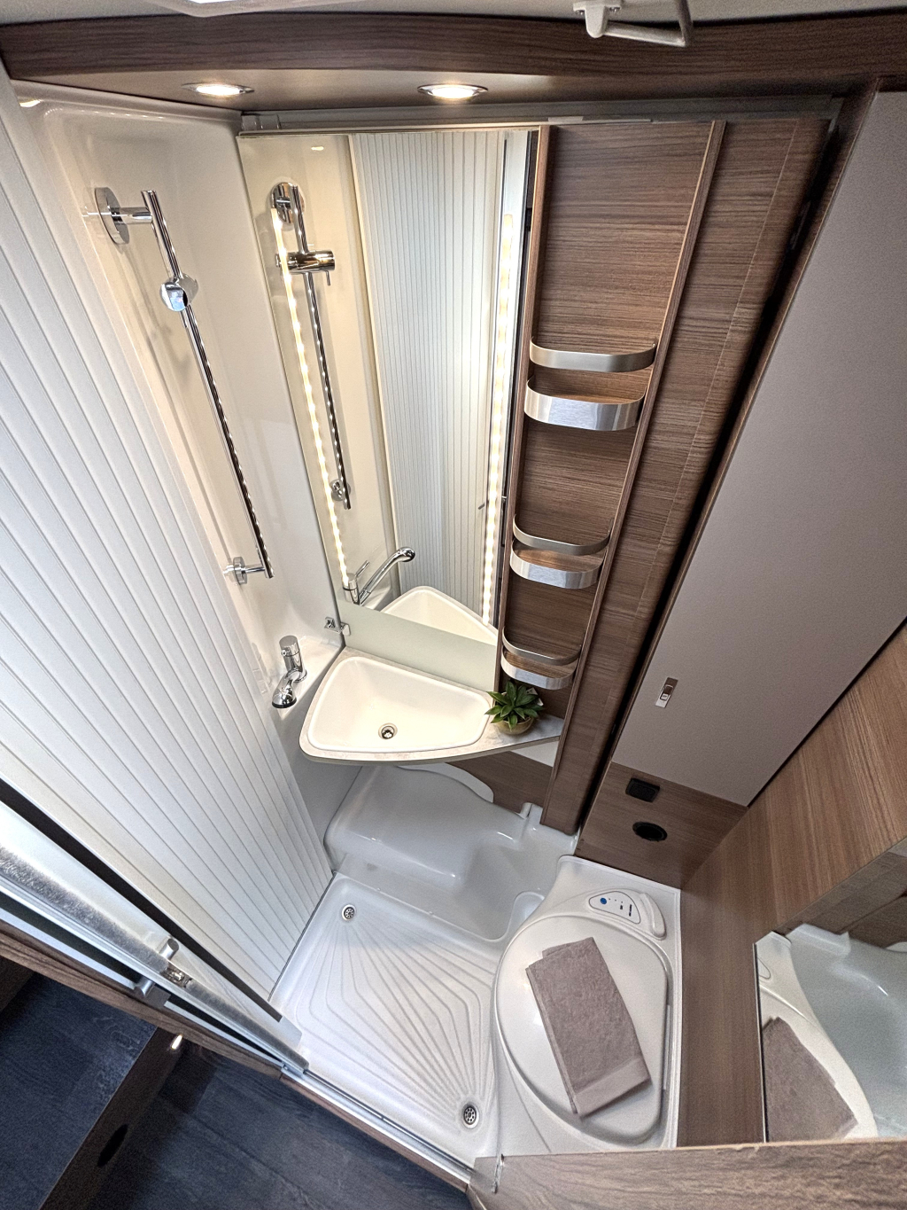 Knaus Live I 650 MEG 9TR AUTOMAAT ENKELE BEDDEN HEFBED 160PK foto: 10
