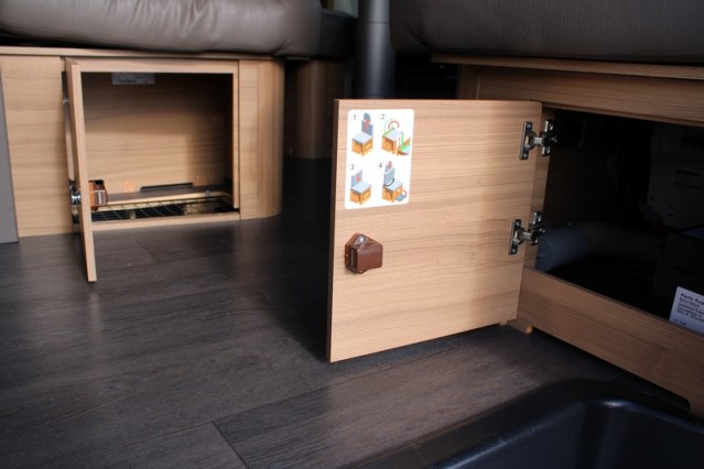 Adria Coral S 670 SC met elektrisch in hoogte verstelbaar Queensbed slechts 40801 km (65  foto: 52