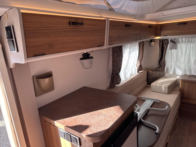 Eriba Touring 420 Legend Ventura Zilver  foto: 6