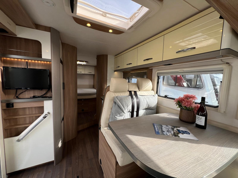 Bürstner Aviano I 727 queensbed hefbed 150PK  foto: 10