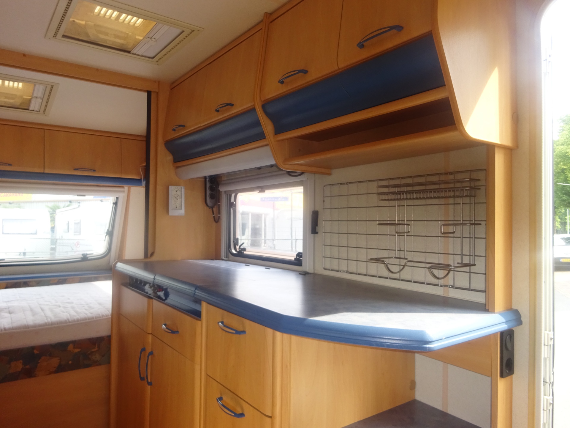 Hobby De luxe 440SF Met Brede Keuken +Vast Bed en Treinzit foto: 12