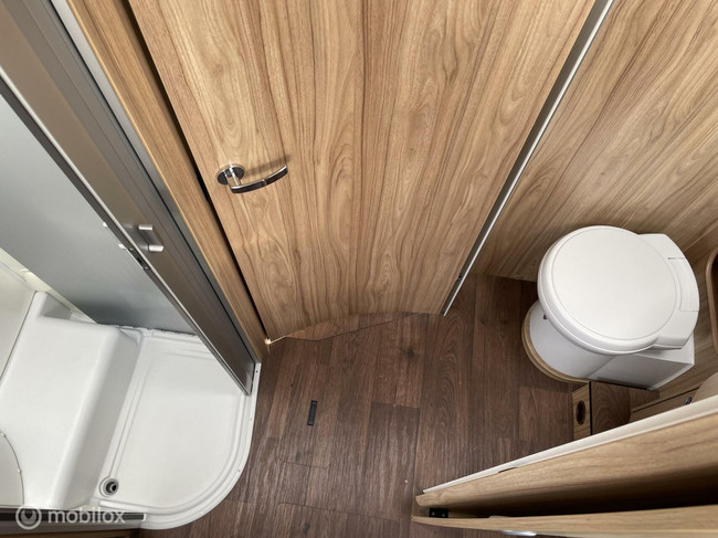 Hymer Tramp 698 Semi-integraal met Hef én Queensbed 2X Airco, Solar zéér weinig km's! foto: 14